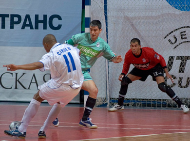 Will Cirilo score against Rafa and Julio's resistance? (Photo courtesy: Konstantin Molchanov)