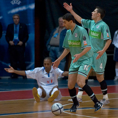 Daniel plays, Neto and Pel� prefer to complain with the italian referees Cumbo and Buluggiu (Photo courtesy: Konstantin Molchanov)