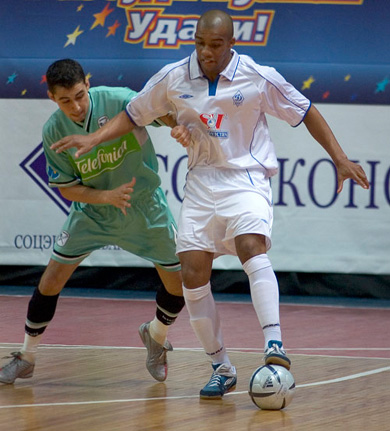Neto and Cirilo, now opponents, won the Mundialito 2002 together with Brazil Under 23... (Photo courtesy: Konstantin Molchanov)