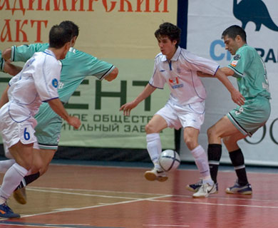 Kelson trying to serve Tatu against the Julio and Gabriel opposition (Photo courtesy: Konstantin Molchanov)