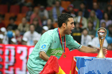 Andreu seems not to believe it: he can hold the Cup once again! (Photo courtesy: MFK Dinamo Moscow)