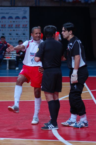Etienne and Gustavo explaining their point of view to Antonio Cardoso (Photo courtesy: Igor Bogomolov - Dinamo Moscow)