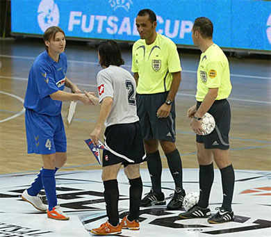Team captains Tamas Szente and Aleksandrs Glazovs before the match, under the amused air of the italian always tanned referee Massimo Cumbo (Photo courtesy: Miklos Biszkup)