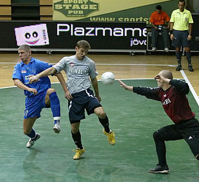 Will Bondars save Raba from the Madarász*s attempt? (Photo courtesy: Miklos Biszkup)