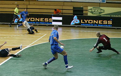 Perfect assist by Tam�s Lodi and Madar�sz... (Photo courtesy: Miklos Biszkup)