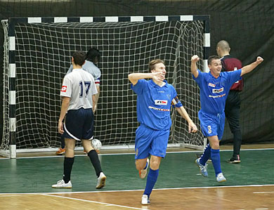 Szente and Baranyai celebrating again for Godolloi Futsal Klub (Photo courtesy: Miklos Biszkup)