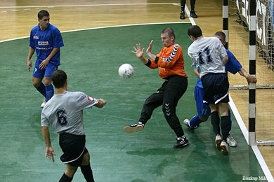 Great chance for Bakanins (Photo courtesy: Miklos Biszkup)