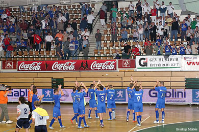 Godolloi players paying tribute to their magnificent fans (Photo courtesy: Miklos Biszkup)