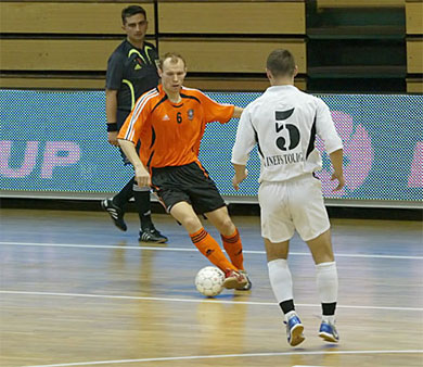 Mansurov in action vs Vitaly Plamadeala (Photo courtesy: Miklos Biszkup)