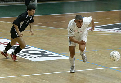 Hard life for Alexei Mardari vs Janos Madarasz (Photo courtesy: Miklos Biszkup)