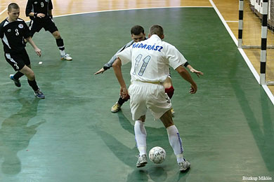 Janos Madarasz has a little space to beat Capsamun (Photo courtesy: Miklos Biszkup)