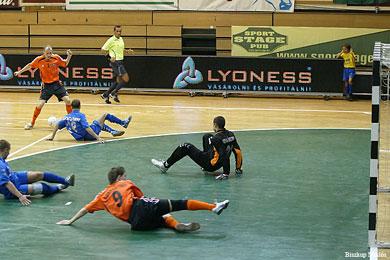 Will also Minayev try the hungarian swimming pool? (Photo courtesy: Miklos Biszkup)