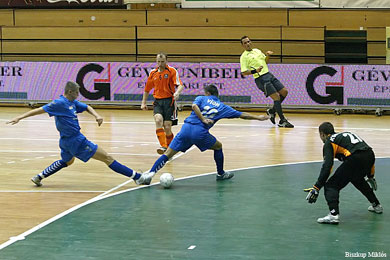 Vigh and Madarasz trying to stop the Mansurov*s assist (Photo courtesy: Miklos Biszkup)