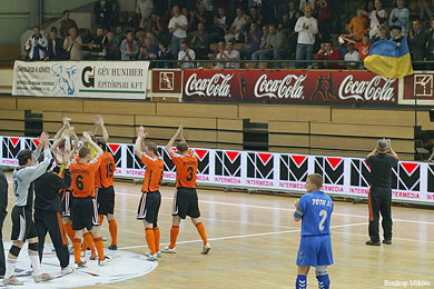 Szabolcs T�th recognizes the ukrainian power... (Photo courtesy: Miklos Biszkup)