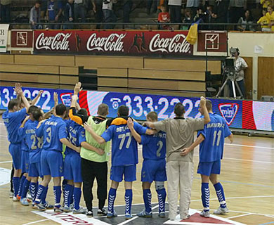 Godolloi players paying tribute to their fans (Photo courtesy: Miklos Biszkup)