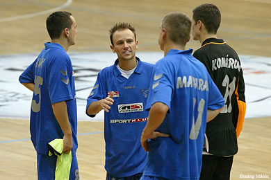 Sivak, Gyurcs�nyi, Madarasz and Komaromi discussing at the end of the match (Photo courtesy: Miklos Biszkup)