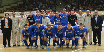 2nd classified: Godolloi Futsal Klub<br>higher row from the left: Kiss, Haj�ssy, S�ndor, Toth G., Szente, Toth K., Berkes, Camin, Madarasz, Komaromi, Tako, Feher, Pinter<br>lower row, from the left: Sivak, Gyurcs�nyi, Lodi, Baranyai, Vigh, Toth S. (Photo courtesy: Miklos Biszkup)