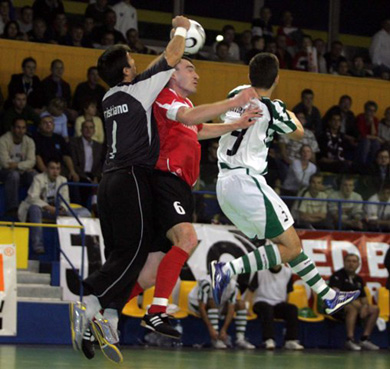 Portuguese sandwich: Tomasz Lesniak crushed between Cristiano and Chiquinho! Part 1... (Photo courtesy: Clearex Chorzow)