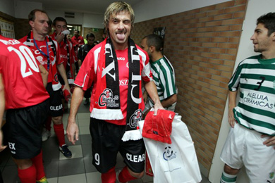 We wonder what Chiquinho is thinking about crazy Kryger (Photo courtesy: Clearex Chorzow)