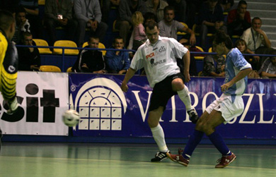 Tomasz Lesniak vs Zoran Leveski (Photo courtesy: Clearex Chorzow)