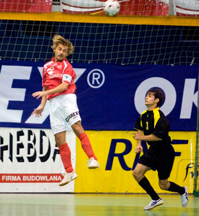 Adam Kryger higher than Artur Karapetyan (Photo courtesy: Clearex Chorzow)