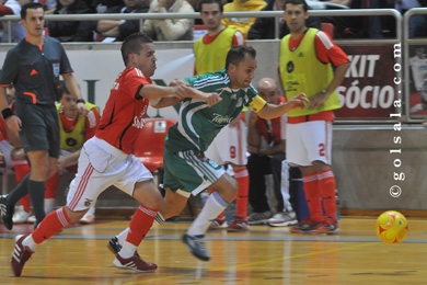 Costinha trying to stop Marquinho (Photo courtesy: Enrique Serrano - Golsala)