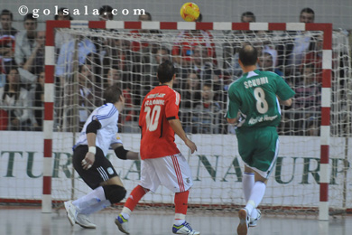 Luis Amado and Schumacher hope not to see that ball in the goal... Ricardinho has different thoughts (Photo courtesy: Enrique Serrano - Golsala)