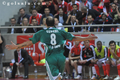 Goal! Schumacher gives the final four to Inter Movistar (Photo courtesy: Enrique Serrano - Golsala)