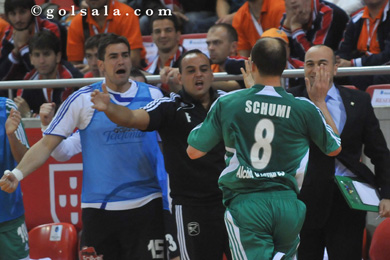 Sharing the joy with the madrilenian bench (Photo courtesy: Enrique Serrano - Golsala)