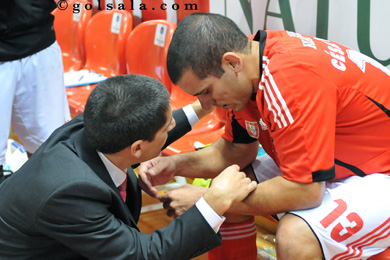 Opposite feelings: Andr� tries to console Cesar Paulo... (Photo courtesy: Enrique Serrano - Golsala)