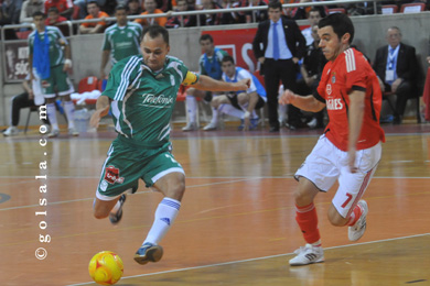 Marquinho effort under the Z� Maria control (Photo courtesy: Enrique Serrano - Golsala)