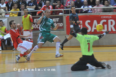 Schumacher trying to overcome the Beb� and Ricardinho*s opposition (Photo courtesy: Enrique Serrano - Golsala)