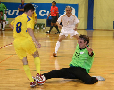 Melink against Viten Orsha keeper Artur Navoichik (Photo courtesy: Sergey Lysenchuk)