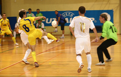 Melink one more time dangerous in the belarus area, while Kuznetsov and Navoichik look at the action (Photo courtesy: Sergey Lysenchuk)