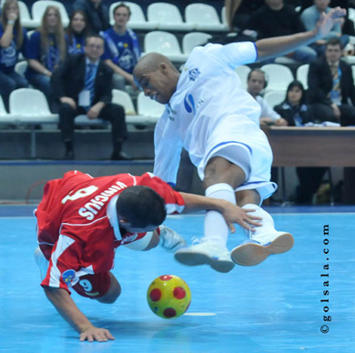 Vinicius and Cirilo are... flying! (Photo courtesy: Enrique Serrano - Golsala.com)