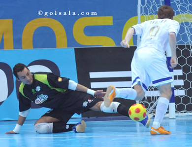 Juanjo saving ElPozo from the Ivanov*s attempt (Photo courtesy: Enrique Serrano - Golsala.com)