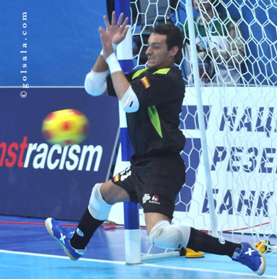 Juanjo saves the Cirilo's penalty... (Photo courtesy: Enrique Serrano - Golsala.com)