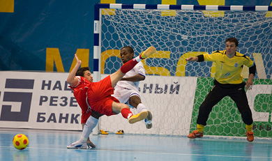 Spectacular attempt by Mauricio under the worried sight of Edu and Stepanov (Photo courtesy: Konstantin Molchanov)