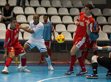 Cirilo in the Iberian defense, composed of Vinicius, Kike and Juanjo (Photo courtesy: Konstantin Molchanov)