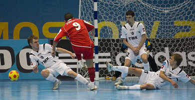 Danger for Viz-Sinara: Vinicius shoot at goal while Prudnikov, Mokhov and Shayakhmetov try to stop the brazilian star of ElPozo (Photo courtesy: Konstantin Molchanov)