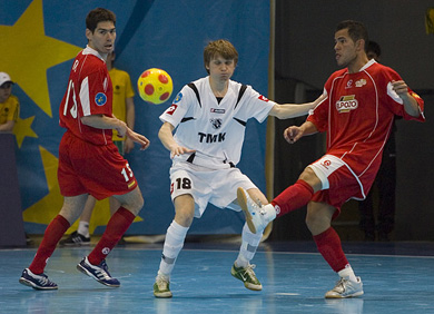 Timoshchenkov between Vinicius and Kike (Photo courtesy: Konstantin Molchanov)