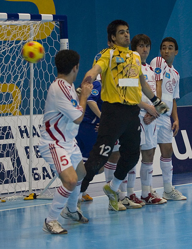 Free kick for Dinamo, is the ball going in? Dentinho, Gustavo, Butrin and Pica Pau are a little bit worried about... (Photo courtesy: Konstantin Molchanov)