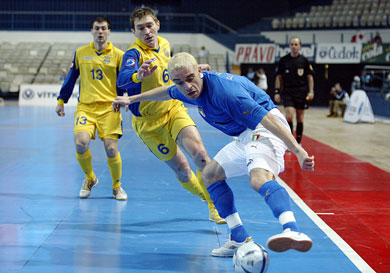 Edgar Rocha Bertoni in action vs Brunko and Kovalyov (Photo courtesy: Joe Pepler - UEFA.com)