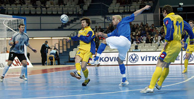 Edgar Rocha Bertoni showing his talent (Photo courtesy: Joe Pepler - UEFA.com)