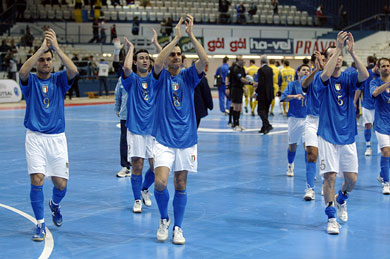 Azzurri paying tribute to their supporters (Photo courtesy: Joe Pepler - UEFA.com)