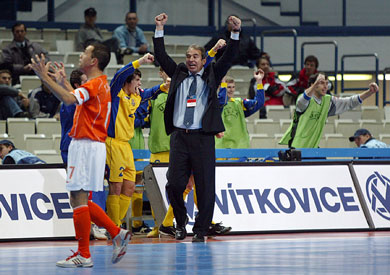 Max Tjaden (Netherlands): why this is happening to me? In the meanwhile the Ukrainian bench can celebrate... (Photo courtesy: Joe Pepler - UEFA.com)