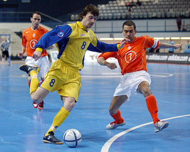 The Dinamo Moscow talent Olexiy Kudlay (Ukraine) in action vs Tjaden and Merlino (Photo courtesy: Joe Pepler - UEFA.com)