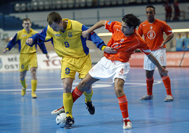 Valeriy Zamyatin (Ukraine) vs Zaid El Morabiti (Netherlands) (Photo courtesy: Joe Pepler - UEFA.com)