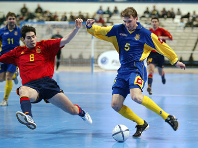 Shaytanov vs Kike (Photo courtesy: Joe Pepler - UEFA.com)