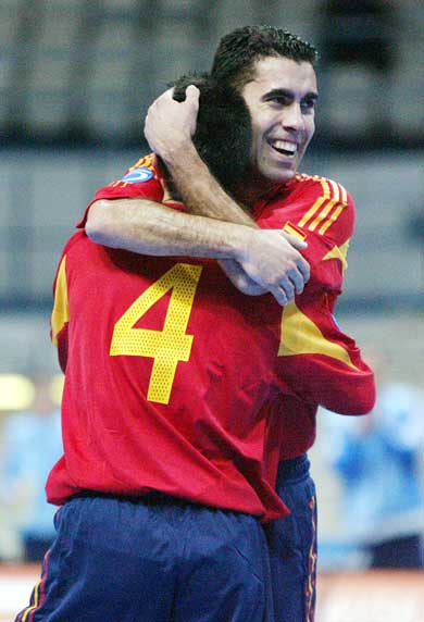 Fran Serrejon and Andreu: spanish happiness! (Photo courtesy: Joe Pepler - UEFA.com)